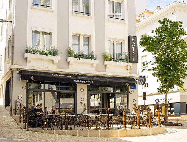 Façade Hôtel cosmopolitain