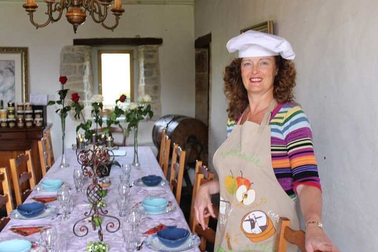 Patricia-Chef-de-la-table-d-hotes-a-la-Ferme-Manoir-Saint-Barthelemy
