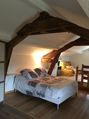 Chambre sous combles ouverte sur le salon TV