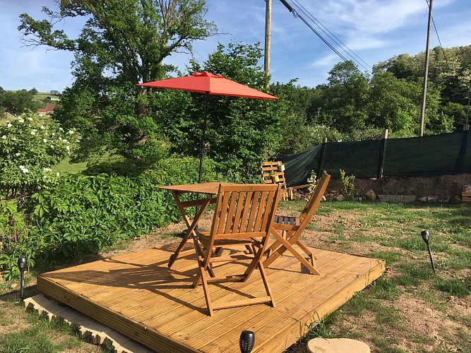 Jardinet et terrasse avec vue sur le hameau