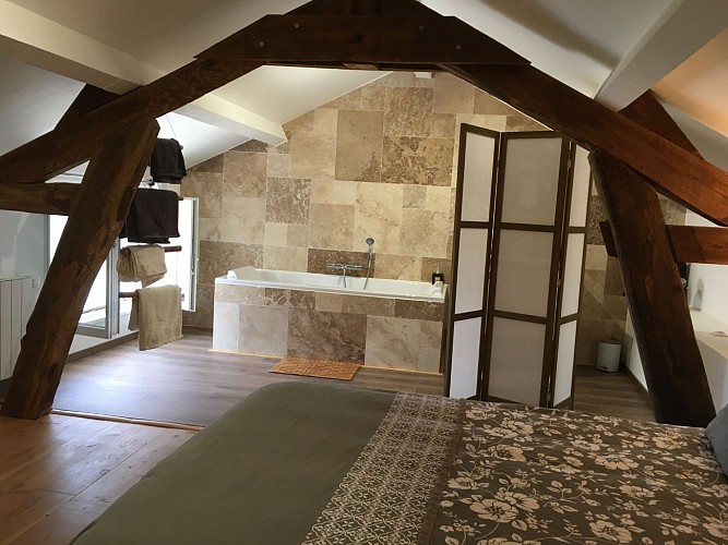 Chambre ouverte sur salle de bains