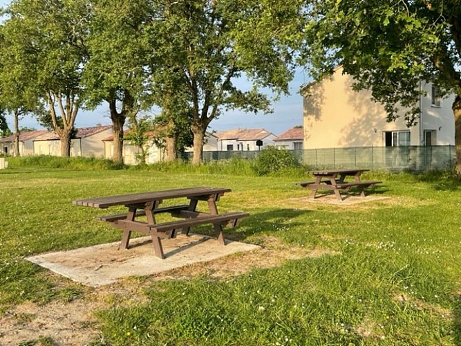 AIRE DE PIQUE-NIQUE SALLE DES SPORTS