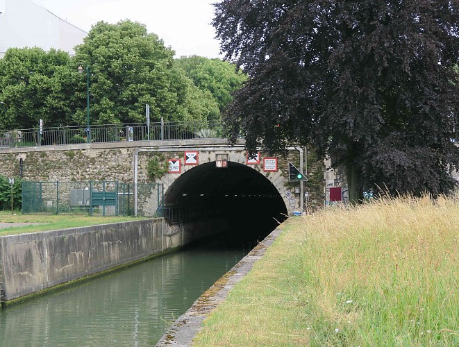 La darse et l'écluse de Saint-Maur