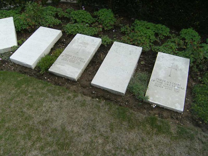 Caudry – liegende Stelen auf dem Gemeindefriedhof 