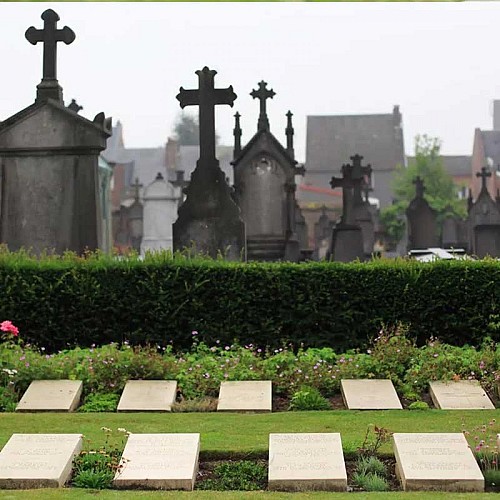 Caudry – stèles couchées du cimetière communal