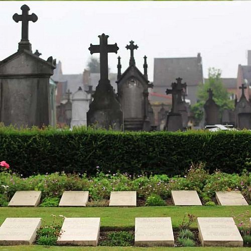 De liggende Caudry–Zerken van het gemeentelijk kerkhof