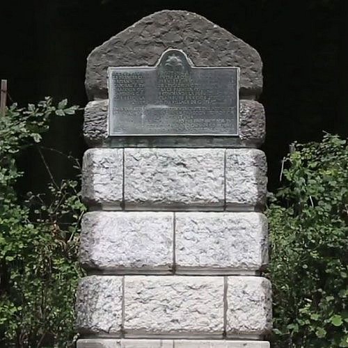 Das Denkmal und die Bronzetafel „the First and the Last“ von Casteau