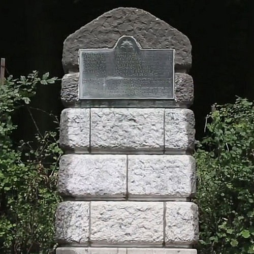 Le monument et la plaque en bronze « the first and the last » de Casteau