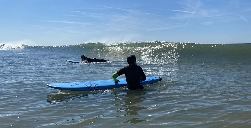 SURFER EN FAMILLE AVEC LES ROBINS DES VAGUES