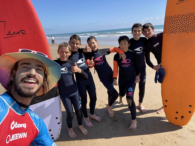SURFER EN FAMILLE AVEC LES ROBINS DES VAGUES