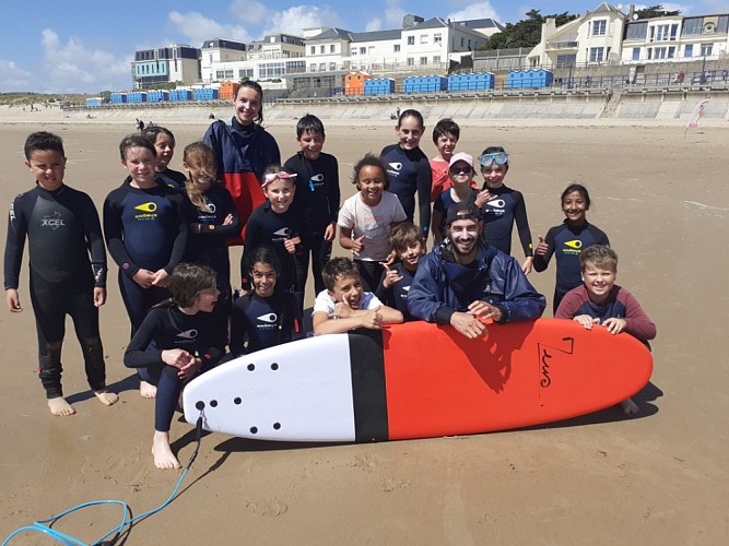 SURFER EN FAMILLE AVEC LES ROBINS DES VAGUES