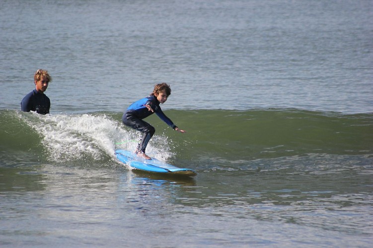 SURFER EN FAMILLE AVEC LES ROBINS DES VAGUES