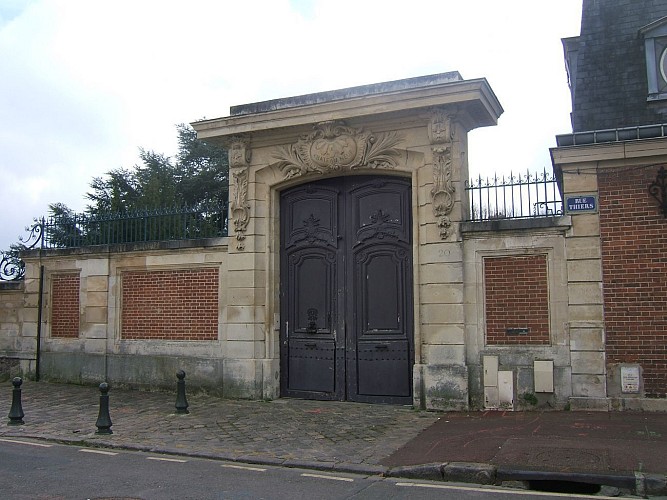 Portail de l'ancien pavillon de la Reine (20 rue Thiers)