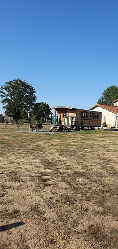 chiche-roulotte-rochavelle-exterieur