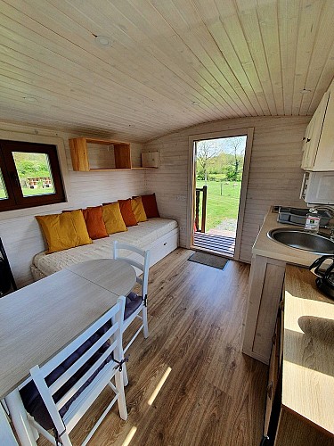 chiche-roulotte-rochavelle-piece-a-vivre