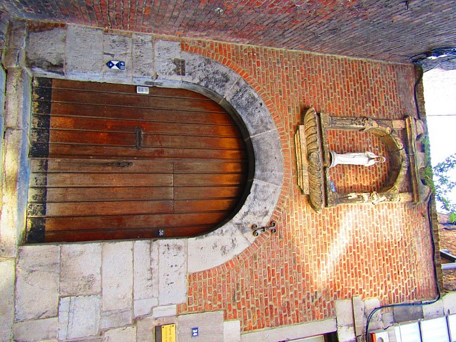 La porte de l’ancien couvent des Capucins