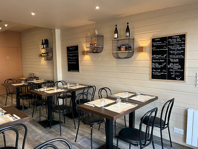 crepetine-courseulles-creperie-interieur-salle-a-manger (2)