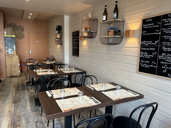 crepetine-courseulles-creperie-interieur-tables