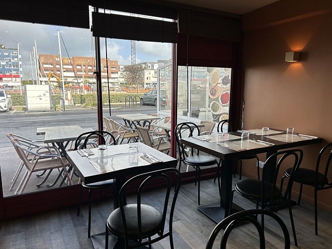 crepetine-courseulles-creperie-interieur-salle-a-manger (3)