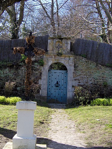 Croix buisée et porte Renaissance