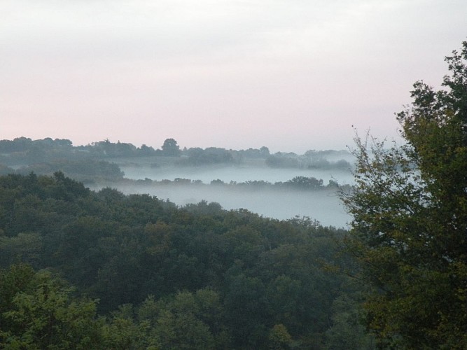 gîtes Domaine Le Haut Verger - vue sur la vallée de la Creuse avec brume matinale © Ester van Buuren 31-12-2030
