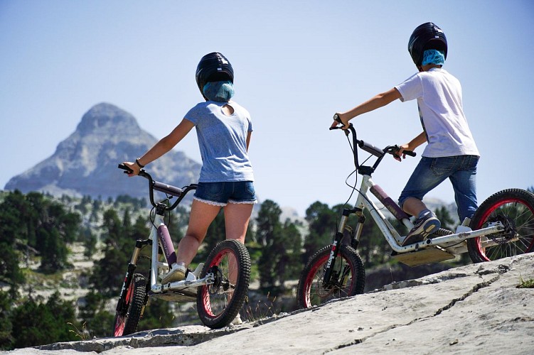 Trottinette électrique à La Pierre Saint-Martin, face au Pic d'Anie