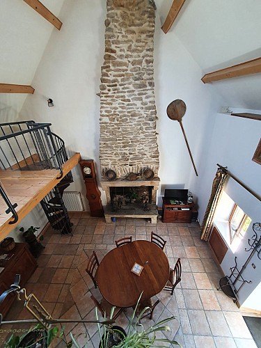 Gîte de la Croix- Saint Sernin du Bois-séjour vu de la mezzanine