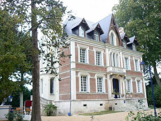 ManoirdeContres. ext. L.Rothon