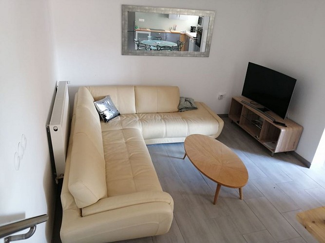 Salon avec TV connectée