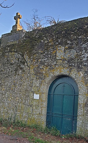 La Porte des Martyrs où 27 victimes des Colonnes Infernales sont enterrées.