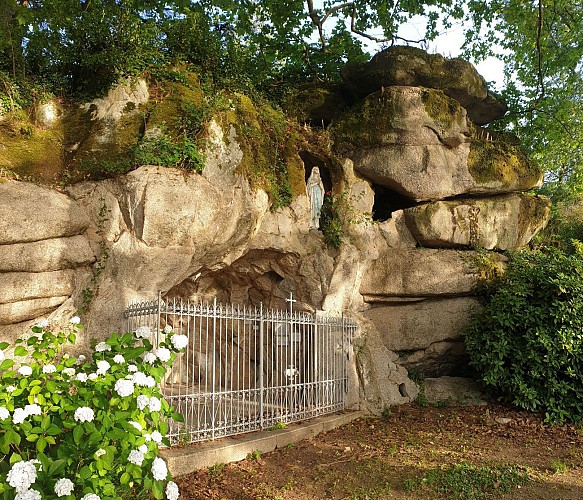 La Grotte de Lourdes, une des 63 que compte le département de la Vendée!