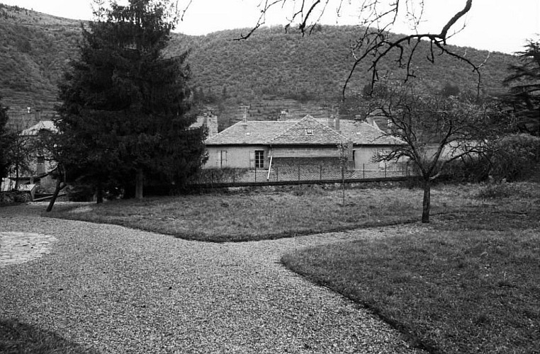 Parvis du château et tribunal de Florac avant la construction du bâtiment administratif du Parc national des Cévennes