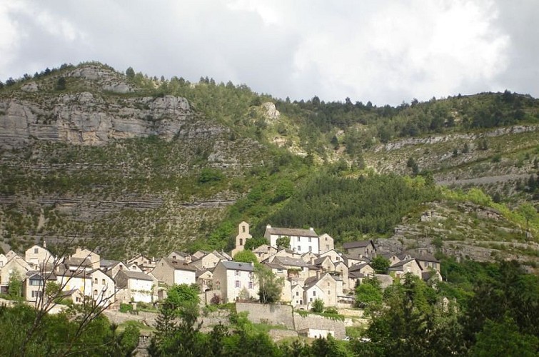 Vue sur le village de Montbrun.