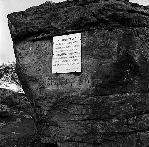 Plaque commémorative, rochers de La Can de l'Hospitalet