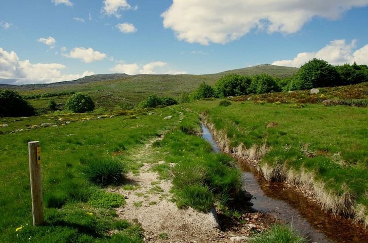 Le sentier longe le béal ancestral creusé à la main depuis le Tarn sur plus d’un km