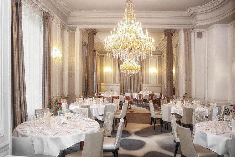 reynat salle restaurant lustre