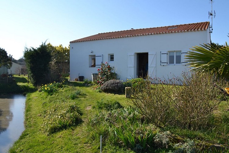 MAISON T2 SITUEE AU BORD DES MARAIS, AUX MOUTIERS EN RETZ.