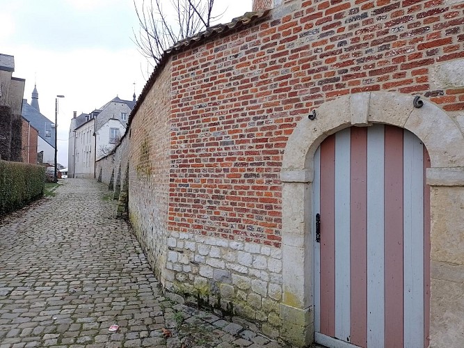 Het Kasteel van Vicomté-muur, torentje en straat van Maladrerie