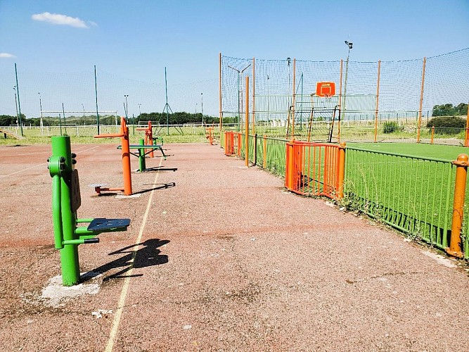 City Stade, Aire de Jeux, Courts de Tennis et Espace Fitness