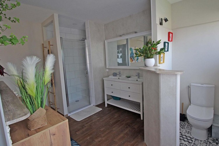 Gite de Gaby et Jean à Coussac Bonneval en Haute-Vienne, Nouvelle Aquitaine - s d'eau rez de chaussée _9