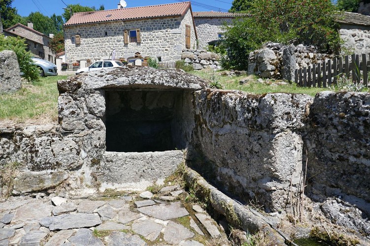 Source du village et ses abreuvoirs à bestiaux
