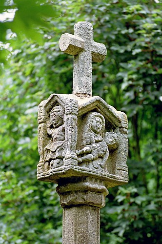 Chapelle St-Vincent et croix bannière de St-Doué