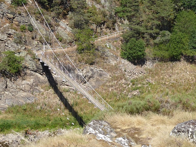 Vue sur la passerelle de Valadour