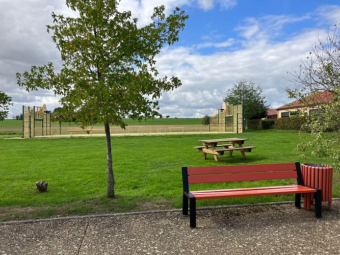 Aire de pique-nique derrière la salle Saint Joseph