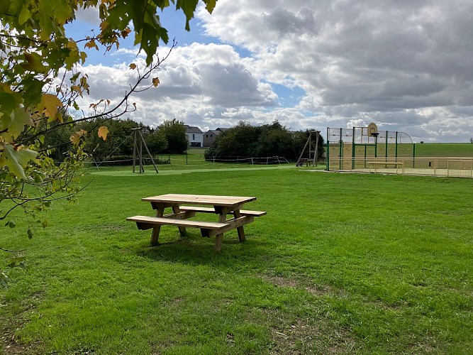 Aire de pique-nique derrière la salle Saint Joseph