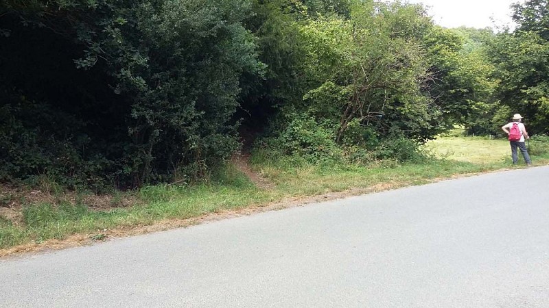 À droite après le pont
