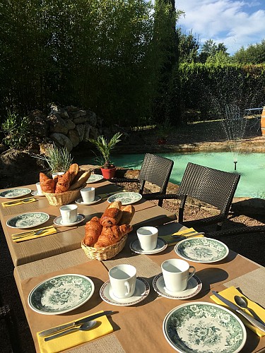 Hostellerie-du-vieux-moulin-petit-dejeuner-autun