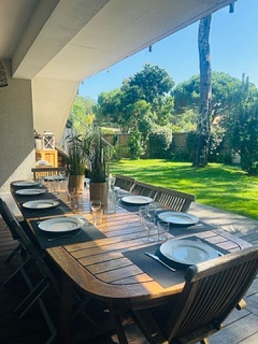 8. Chaume Gaultier table mise devant vue gauche