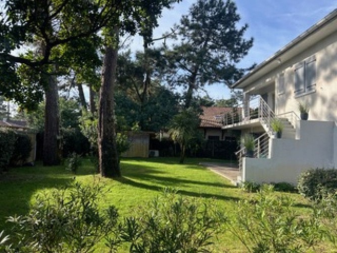 9. Chaume Gaultier vue maison devant haie laurier nov 24