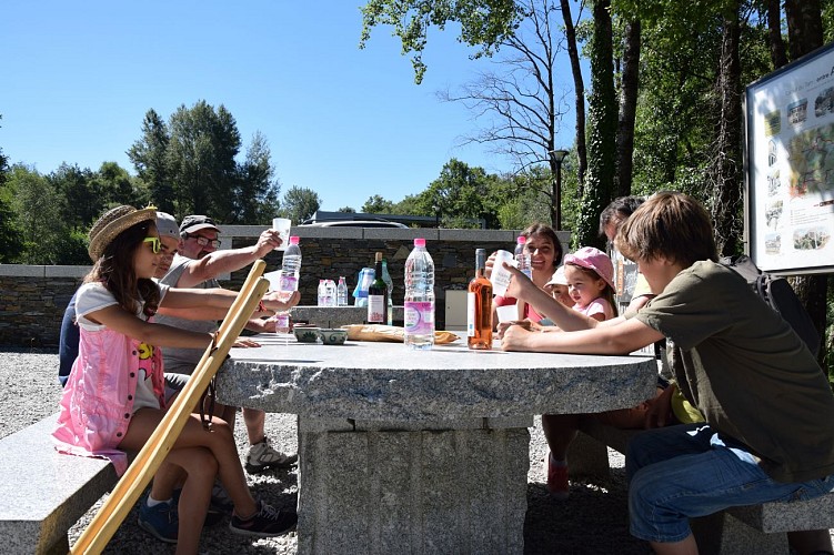 Picnic area at the Maison du Sidobre